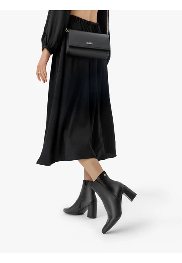 Ryłko - Czarne botki na obcasie ze skóry licowej. Okazja: do pracy. Zapięcie: zamek. Kolor: czarny. Materiał: skóra. Szerokość cholewki: normalna. Obcas: na obcasie. Styl: klasyczny, street. Wysokość obcasa: średni