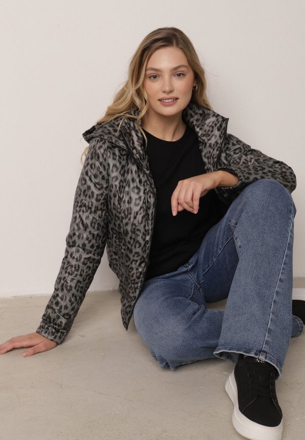 Born2be - Czarno-Zielona Kurtka Przejściowa w Panterkę z Odpinanym Kapturem Antolea. Kolor: zielony. Materiał: poliester, jeans. Wzór: motyw zwierzęcy. Styl: klasyczny