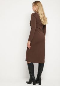 Born2be - Brązowa Dopasowana Sukienka z Bawełną Ozdobiona Paskami z Klamrami Esanea. Okazja: na co dzień, na spotkanie biznesowe. Kolor: brązowy. Materiał: bawełna. Wzór: aplikacja. Styl: biznesowy, klasyczny, casual, elegancki #5