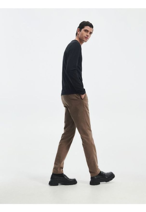 Reserved - Spodnie chino slim fit - beżowy. Kolor: beżowy. Materiał: bawełna, tkanina