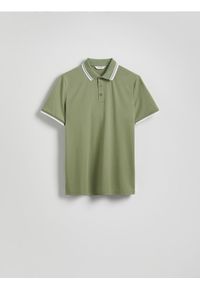 Reserved - Polo regular fit z wiskozą - jasnozielony. Typ kołnierza: polo. Kolor: zielony. Materiał: wiskoza