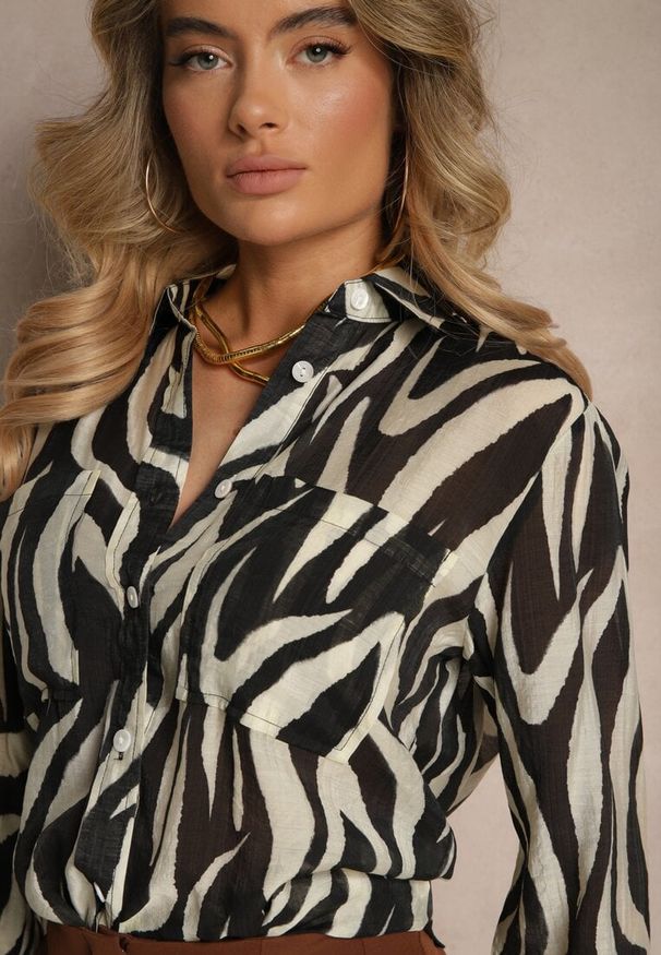 Renee - Czarna Transparentna Koszula z Wiskozy o Klasycznym Kroju w Print Zebra Covianne. Okazja: na co dzień. Kolor: czarny. Materiał: wiskoza. Wzór: motyw zwierzęcy, nadruk. Styl: klasyczny