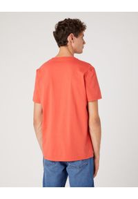 Wrangler - WRANGLER LOGO TEE MĘSKI T-SHIRT KOSZULKA Z NADRUKIEM LOGO PAPRIKA W760EER41 112330862. Wzór: nadruk #5