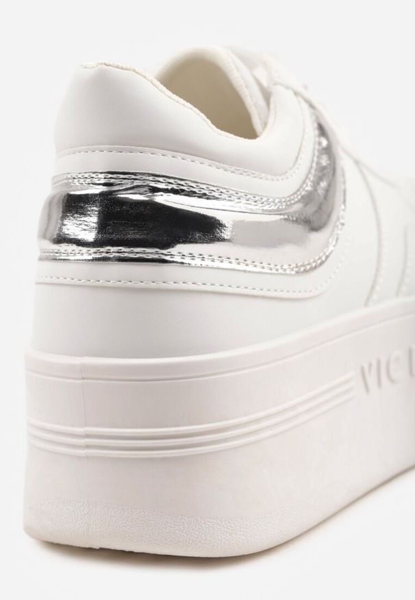 Renee - Biało-Srebrne Sneakersy Vices na Platformie z Tłoczonym Napisem ze Sznurowaniem Eanneth. Okazja: na co dzień, na spacer. Kolor: biały. Wzór: napisy. Obcas: na platformie. Sport: turystyka piesza