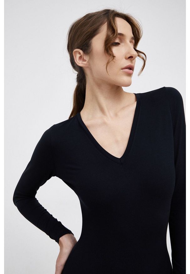 Spanx - Longsleeve modelujący SLEEVE V-NECK BODYSUIT. Kolor: czarny. Materiał: materiał