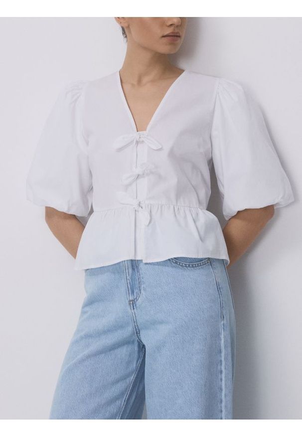 Reserved - Bluzka z ozdobnymi wiązaniami - biały. Kolor: biały. Materiał: bawełna