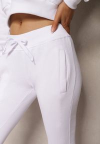 Renee - Białe Spodnie Dresowe z Polarem i Ściągaczami Tala. Okazja: na co dzień. Stan: podwyższony. Kolor: biały. Materiał: dresówka, polar. Styl: casual #4