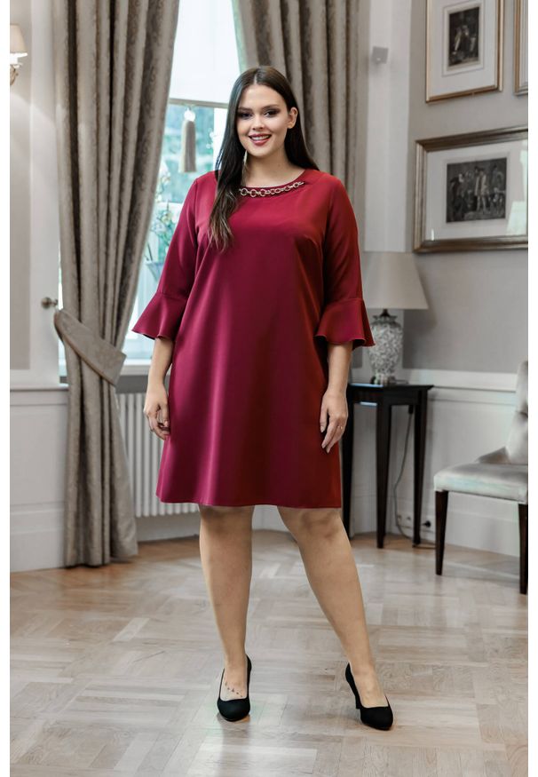 Moda Size Plus Iwanek - Bordowa trapezowa sukienka Elena XXL OVERSIZE. Kolor: czerwony. Materiał: materiał. Sezon: wiosna. Typ sukienki: trapezowe, oversize. Styl: elegancki. Długość: midi