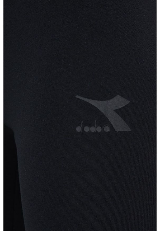 Diadora legginsy damskie kolor czarny z nadrukiem. Kolor: czarny. Materiał: bawełna. Wzór: nadruk