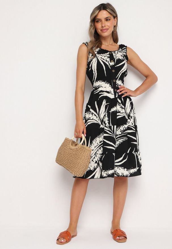 Born2be - Czarno-Biała Wiskozowa Sukienka na Ramiączkach z Gumką w Pasie Oslifea. Okazja: na imprezę, na co dzień. Kolor: czarny. Materiał: wiskoza. Długość rękawa: na ramiączkach. Wzór: aplikacja. Sezon: lato. Styl: casual