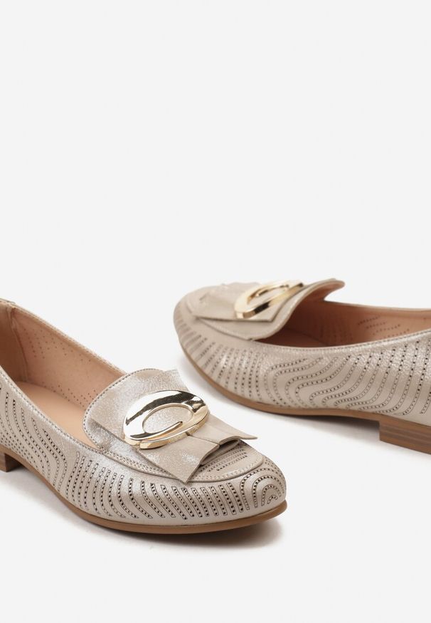 Renee - Złote Ażurowe Mokasyny z Elegancka Klamrą i Skórzaną Wkładką Anuctu. Nosek buta: okrągły. Zapięcie: klamry. Kolor: złoty. Materiał: skóra. Wzór: ażurowy. Obcas: na obcasie. Styl: elegancki. Wysokość obcasa: niski