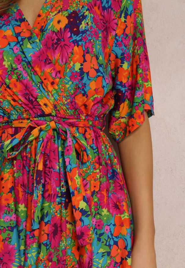 Renee - Różowa Sukienka z Wiskozy Lylian. Kolor: różowy. Materiał: wiskoza. Wzór: aplikacja, kwiaty. Sezon: lato. Typ sukienki: kopertowe. Styl: retro, elegancki. Długość: maxi