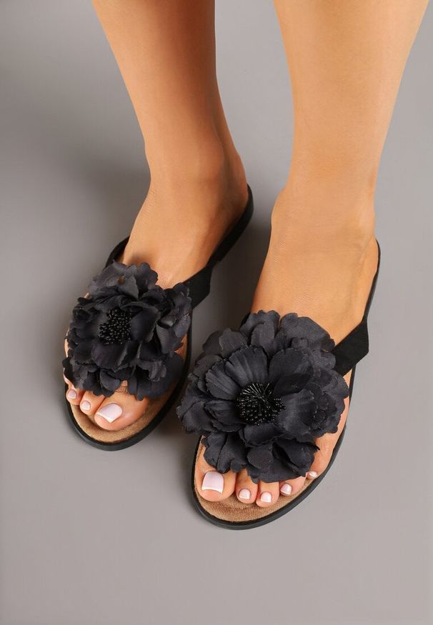 Renee - Czarne Japonki Ozdobione Kwiatem 3D Irrine. Okazja: na co dzień. Kolor: czarny. Wzór: aplikacja, kwiaty. Sezon: lato. Obcas: na obcasie. Styl: casual. Wysokość obcasa: niski