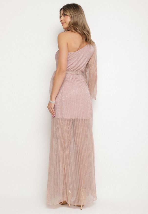 Born2be - Różowa Sukienka o Asymetrycznym Kroju Zdobiona Metaliczną Nicią Afellia. Kolor: różowy. Długość rękawa: długi rękaw. Wzór: aplikacja. Typ sukienki: asymetryczne. Styl: elegancki, klasyczny