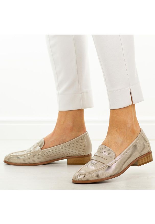 POTOCKI - Złote ażurowe mokasyny damskie Potocki 12785. Okazja: na spacer, na co dzień. Nosek buta: okrągły. Kolor: złoty. Szerokość cholewki: normalna. Wzór: ażurowy. Materiał: skóra. Sezon: wiosna, jesień, lato. Obcas: na obcasie. Styl: casual, elegancki, klasyczny. Wysokość obcasa: niski