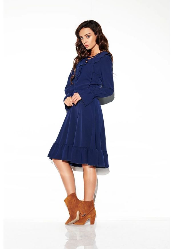 Sukienki.shop - Sukienka rozkloszowana z falbanami w stylu boho granatowa. Okazja: na co dzień. Kolor: niebieski. Styl: boho