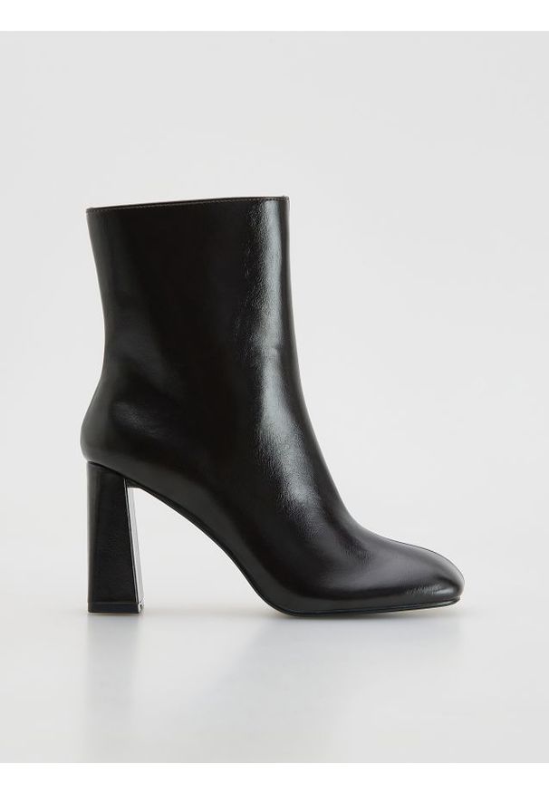 Reserved - Botki na obcasie - czarny. Kolor: czarny. Materiał: skóra. Obcas: na obcasie. Wysokość obcasa: średni