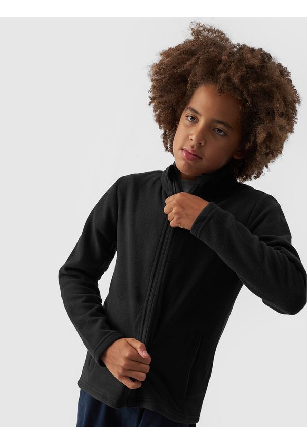 4f - 4F Polar regular ze stójką chłopięcy - czarny 152 (11-12 lat). Typ kołnierza: kołnierzyk stójkowy. Kolor: czarny. Materiał: polar. Wzór: gładki. Sezon: lato. Sport: narciarstwo, turystyka piesza, wspinaczka, snowboard