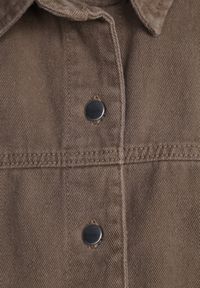 Renee - Brązowa Koszulowa Kurtka z Jeansu z Bawełny z Naszytymi Kieszeniami Giorriane. Okazja: na co dzień. Kolor: brązowy. Materiał: jeans, bawełna. Wzór: aplikacja. Styl: casual #2