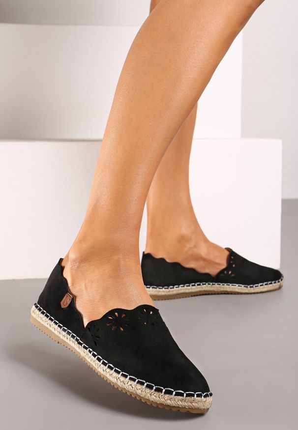 Born2be - Czarne Espadryle Undefeatability. Nosek buta: okrągły. Zapięcie: bez zapięcia. Kolor: czarny. Materiał: jeans. Szerokość cholewki: normalna. Wzór: kwiaty. Sezon: lato. Obcas: na płaskiej podeszwie