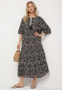 Born2be - Czarna Bawełniana Sukienka Rozkloszowana w Drobne Kwiatki z Chwostem Orrilva. Okazja: na imprezę, na co dzień. Typ kołnierza: dekolt w łódkę. Kolor: czarny. Materiał: bawełna. Wzór: kwiaty. Sezon: wiosna. Styl: elegancki, casual #7