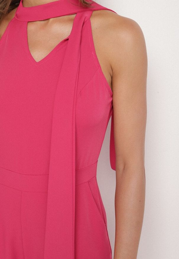 Born2be - Fuksjowy Kombinezon Bez Rękawów z Ozdobnym Wiązaniem i Szerokimi Nogawkami Silarine. Okazja: na co dzień. Kolor: różowy. Materiał: jeans. Długość rękawa: bez rękawów. Styl: sportowy, klasyczny, elegancki, casual