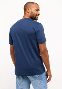 Mustang - MUSTANG AUSTIN MĘSKI T-SHIRT KOSZULKA LOGO NADRUK DRESS BLUES 1014927 5334. Wzór: nadruk #7