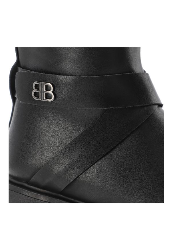 Czarne Kozaki Filippo Eleganckie Obuwie Damskie. Okazja: na co dzień. Wysokość cholewki: przed kolano. Zapięcie: pasek. Kolor: czarny. Szerokość cholewki: normalna. Sezon: zima, jesień. Styl: elegancki