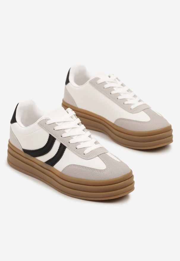 Born2be - Białe Sneakersy w Stylu Klasycznych Tenisówek na Tłoczonej Platformie Lisanelia. Okazja: na co dzień. Kolor: biały. Materiał: jeans. Wzór: aplikacja. Obcas: na platformie