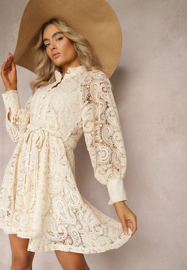 Renee - Jasnobeżowa Sukienka Melliopis. Kolor: beżowy. Materiał: koronka, tkanina. Wzór: paisley. Styl: elegancki. Długość: mini