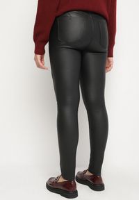 Born2be - Czarne Dopasowane Spodnie z Ekoskóry Lorrive. Okazja: na co dzień. Kolor: czarny. Materiał: polar. Styl: casual, elegancki
