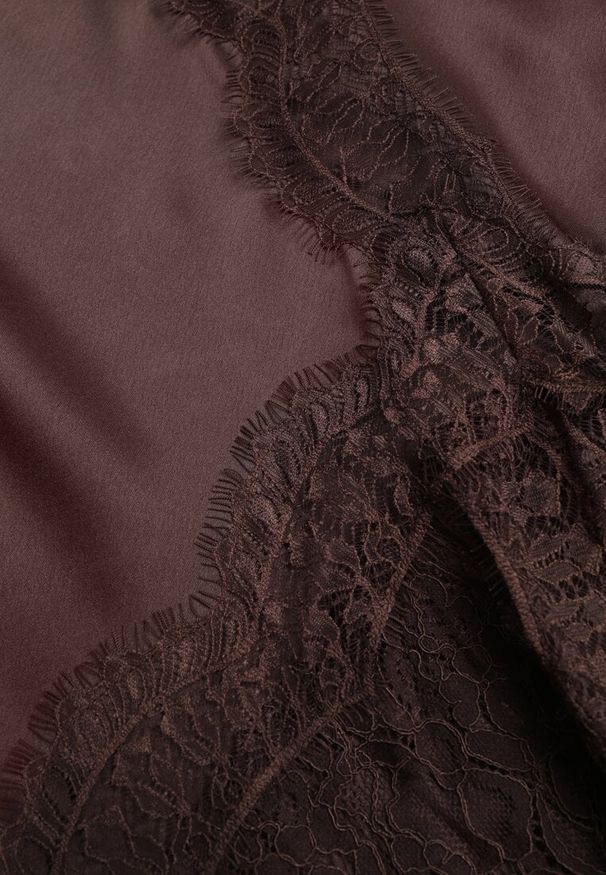 Renee - Brązowa Satynowa Spódnica Ozdobiona Rozcięciem na Nogę i Koronką Saviraet. Kolor: brązowy. Materiał: satyna, koronka. Wzór: aplikacja, koronka. Styl: elegancki
