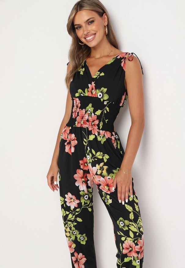 Born2be - Czarny Kombinezon w Kwiaty z Trójkątnym Dekoltem i Troczkami na Ramionach Benan. Okazja: na co dzień. Kolor: czarny. Wzór: kwiaty. Styl: casual, elegancki