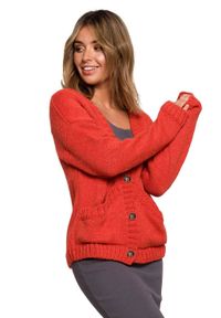 Polskie swetry - Krótki sweter rozpinany z wełną zapinany na guziki czerwony. Okazja: na co dzień. Kolor: czerwony. Materiał: wełna. Długość: krótkie. Sezon: jesień, zima. Styl: casual, elegancki #1