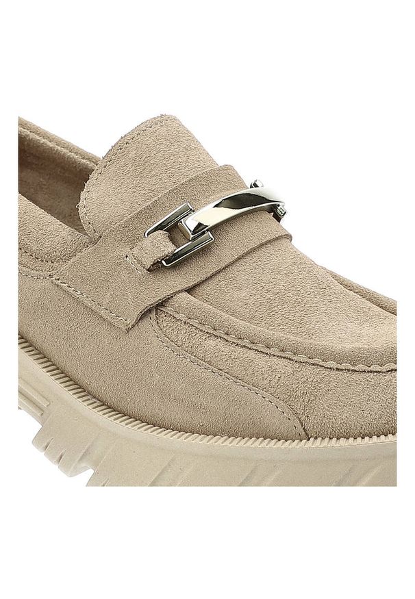 Półbuty damskie Lemar, naturalna skóra zamszowa masywna podeszwa o wyrazistym bieżniku metalowy detal, bez/zł, 20110-W. Zapięcie: bez zapięcia, klamry. Kolor: beżowy. Materiał: zamsz, skóra. Szerokość cholewki: normalna. Obcas: na obcasie. Styl: elegancki. Wysokość obcasa: niski