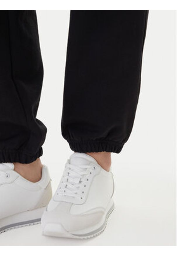 Calvin Klein Jeans Spodnie dresowe Foil Monologo LV047E826G Czarny Regular Fit. Kolor: czarny. Materiał: bawełna