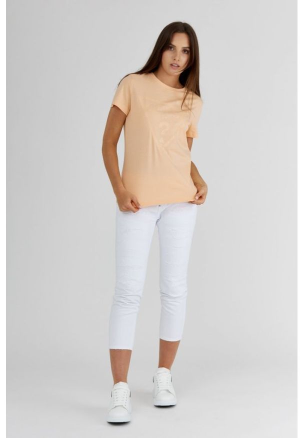 Guess - GUESS Brzoskwiniowy t-shirt damski bawełniany z trójkątnym logo, Rozmiar S. Kolor: pomarańczowy. Materiał: bawełna