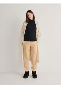 Reserved - Bawełniane spodnie chino - beżowy. Kolor: beżowy. Materiał: bawełna. Styl: klasyczny #1