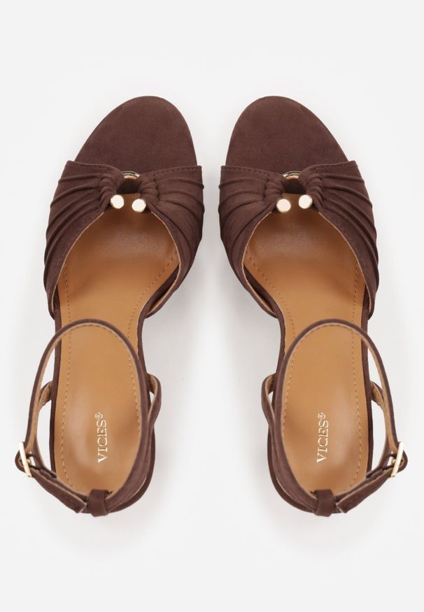 Renee - Brązowe Sandały VICES na Szpilce Zdobione Marszczeniem i Aplikacją Synalirea. Zapięcie: pasek. Kolor: brązowy. Wzór: aplikacja. Obcas: na szpilce. Styl: klasyczny, elegancki