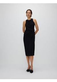 Reserved - Sukienka midi z wiązaniem - czarny. Kolor: czarny. Materiał: tkanina. Wzór: gładki. Typ sukienki: proste. Długość: midi #1