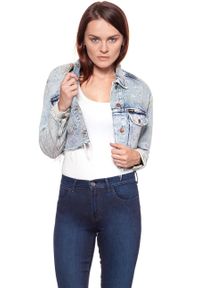 Wrangler - DAMSKA KURTKA JEANSOWA WRANGLER RETRO CROP JACKET WRAINBOW WASH W417RI24K. Kolor: niebieski. Materiał: jeans. Styl: retro #10