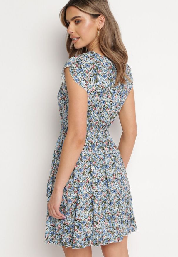 Born2be - Niebieska Bawełniana Sukienka z Gumką w Talii w Kwiatowy Wzór Bomalia. Typ kołnierza: kołnierz z falbankami. Kolor: niebieski. Materiał: bawełna. Wzór: kwiaty. Sezon: lato