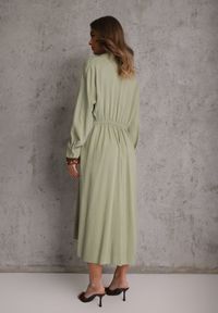 Renee - Zielona Koszulowa Sukienka z Wiskozy z Asymetrycznym Drapowaniem i Guzikiem Hetasa. Okazja: na co dzień. Kolor: zielony. Materiał: wiskoza. Długość rękawa: długi rękaw. Typ sukienki: asymetryczne, koszulowe. Styl: casual, elegancki #2