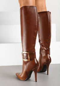 Born2be - Brązowe Kozaki na Szpilce Ozdobione Klamrą Innadora. Okazja: na co dzień. Zapięcie: klamry. Kolor: brązowy. Materiał: jeans. Wzór: aplikacja. Obcas: na szpilce. Styl: casual, elegancki #4