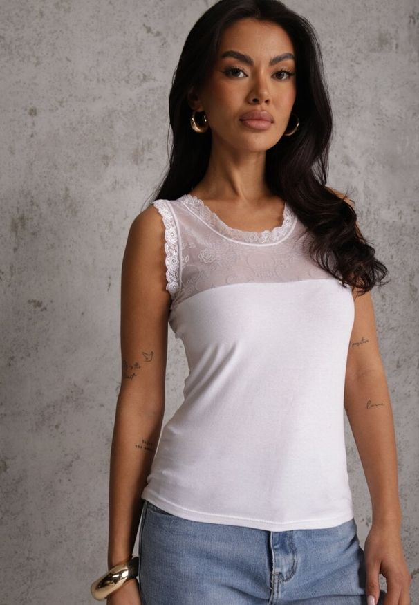 Renee - Biały Top z Bawełny Ozdobiony u Góry Koronką Berice. Kolor: biały. Materiał: bawełna, koronka. Wzór: aplikacja, koronka