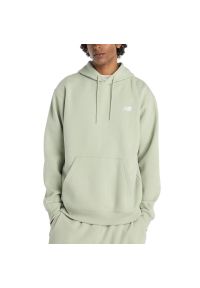 Bluza męska New Balance MT41511GAS - zielona. Okazja: na co dzień. Kolor: zielony. Materiał: tkanina, dresówka, poliester, bawełna. Wzór: aplikacja. Styl: klasyczny, casual