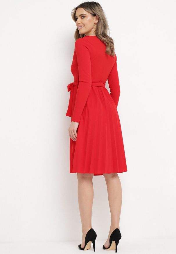 Born2be - Czerwona Midi Sukienka z Plisowanym Dołem i Kopertowym Dekoltem z Materiałowym Paskiem Obebba. Kolor: czerwony. Materiał: materiał. Typ sukienki: kopertowe. Styl: elegancki. Długość: midi