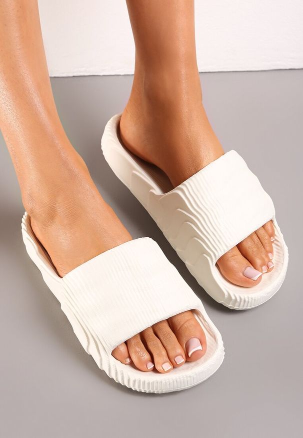 Renee - Białe Piankowe Klapki z Ozdobnym Tłoczeniem Eupnia. Kolor: biały