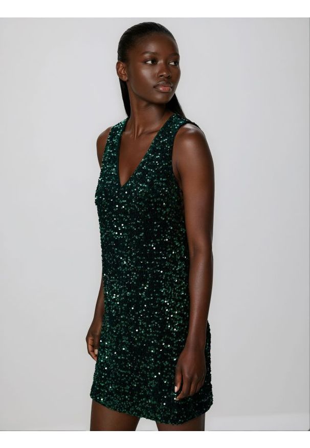 Reserved - Cekinowa sukienka mini - ciemnozielony. Kolor: zielony. Materiał: dzianina. Typ sukienki: proste. Długość: mini