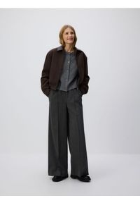 Reserved - Spodnie wide leg z kantem - ciemnoszary. Kolor: szary. Materiał: wiskoza, tkanina